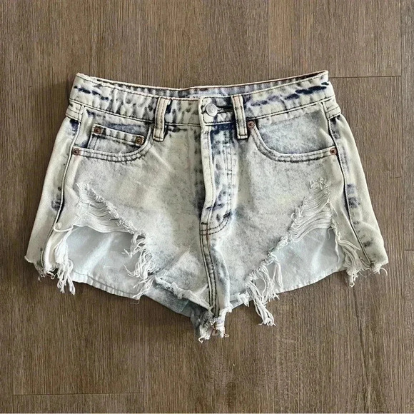 Pull & Bear Distressed Denim Shorts - Acid Wash - Size XS - Picture 4 of 10